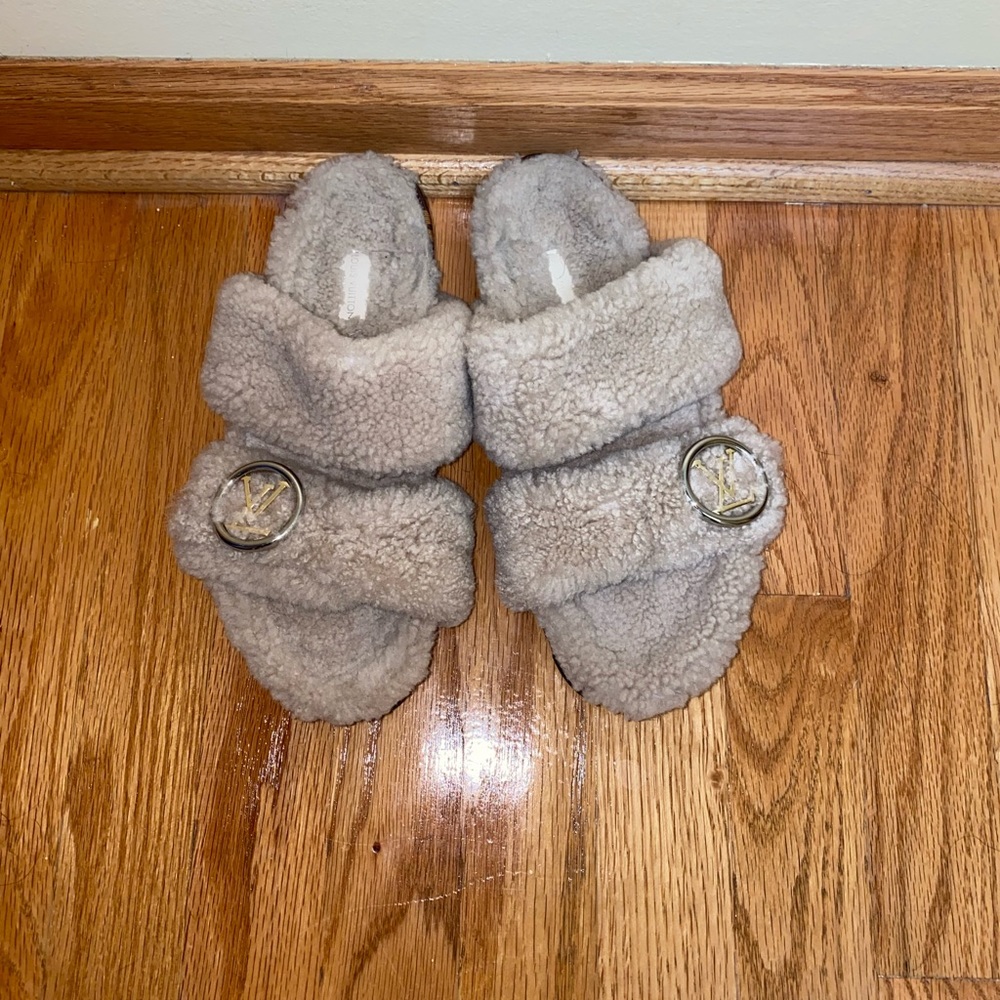 Louis Vuitton Lamb 🐑 Fur Slides!2019 FW Collection, steal of a price🤑